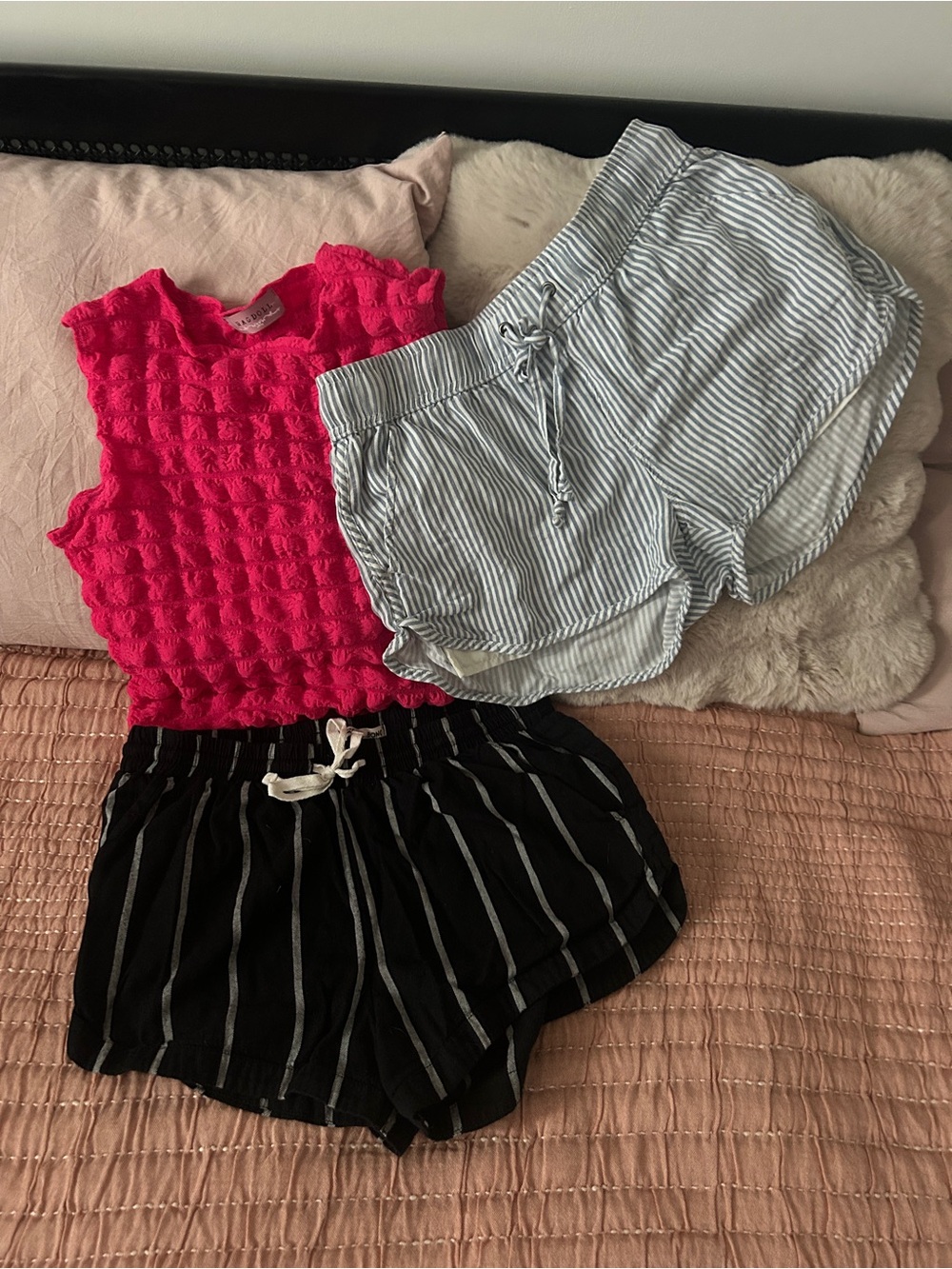 Billabong med running shorts include extra blue shorts and pink one size top